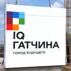 В жилом квартале «IQ Гатчина» установлена первая стеновая панель