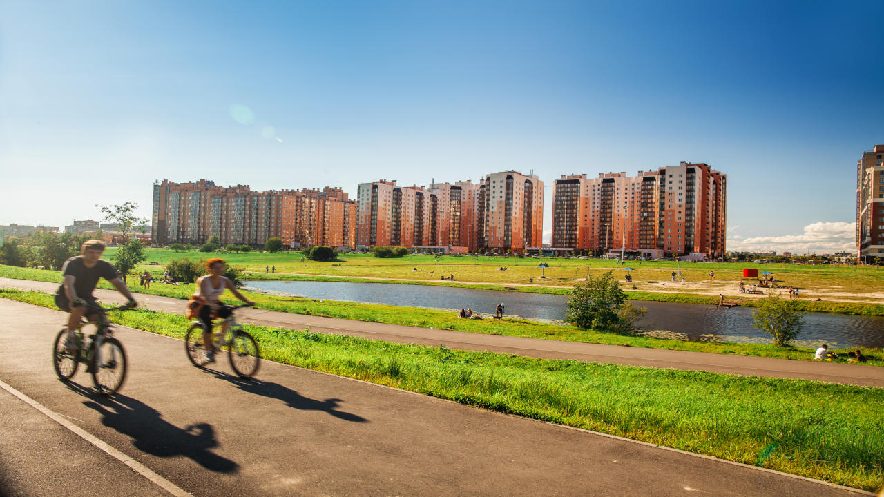 Тепло кудрово. Парк новый Оккервиль Кудрово. Парк и река Оккервиль Кудрово. Кудрово Оккервиль пляж. Парк Оккервиль Кудрово фонтан.